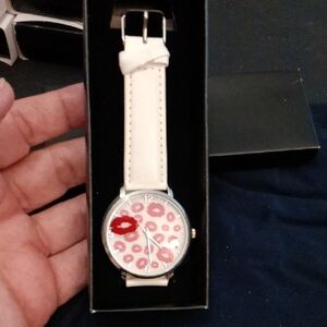 💍Avon Kiss Me Watch NIP